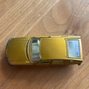 Engelsk leksaksbil från 1969 - En klassisk gul samlarbil från Matchbox, modell Pininfarina från 1969. Perfekt för dig som gillar vintagebilar, retroleksaker eller vill ha en cool detalj till rummet. Bilen har snygga detaljer och passar både samlare och unga bilentusiaster.