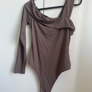 Offshoulder body - Brun offshoulder body, mjuk och stretchig i materialet