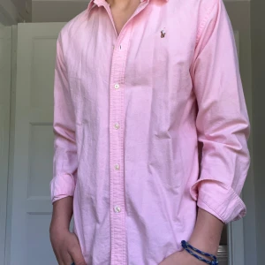Ralph lauren skjorta  - Säljer en fet rosa Ralph skjorta i storlek L, vid frågor eller funderingar är det bara att höra av sig 