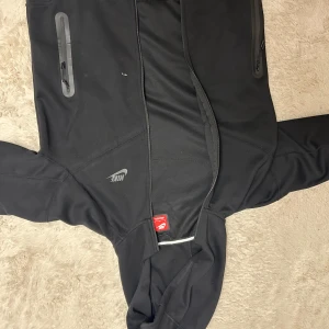 Tre set Nike - Shorts, kofta och byxor