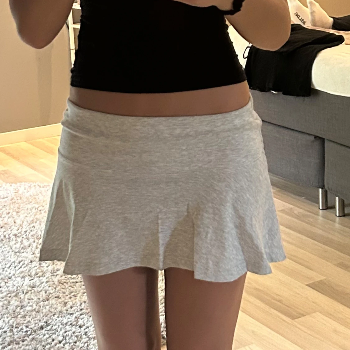 Ljusgrå kort kjol med volang - 3