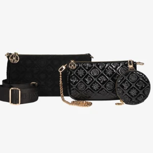 Svart axelväska med guldkedja  - Säljer en svart axelväska från Silvio Tossi med guldfärgade detaljer och kedja. Väskan har ett quiltat mönster och en matchande rund myntväska som hänger på axelbandet. Rymlig och justerbar! Nypris: 1200