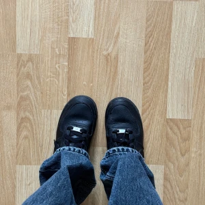Svarta Nike Air Force 1 sneakers - Säljer ett par klassiska helsvarta Nike Air Force 1 sneakers. Endast använda ett fåtal gånger därmed super skick! 