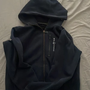 Marinblå hoodie från Sail Racing - Marinblå Sail Racing ziphoodie, storlek M