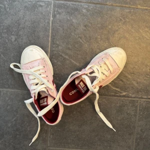 Rosa Converse One Star sneakers - Jätte fina ljusrosa skor. Använda kanske 4 gånger, lite smutsiga men går nog att få bort lätt. Säljer för dom är för stora…  Det är storlek 36. Men skulle säga att det nog passar bättre 36,5.  Nypris 800kr