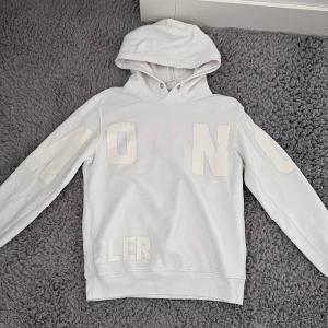 Moncler Hoodie - Moncler hoodie SS21, Size Xs passar S, Cond 7/10 Använd men inga flaws, Retail 4800kr, Tveka inte på att skicka ett meddelande vid frågor eller liknande🙌