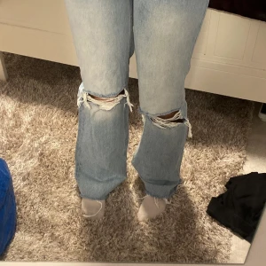 Zara jeans - Jättesnygga raka jeans från Zara som tyvärr är för små för mig, aldrig använda endast testade❤️