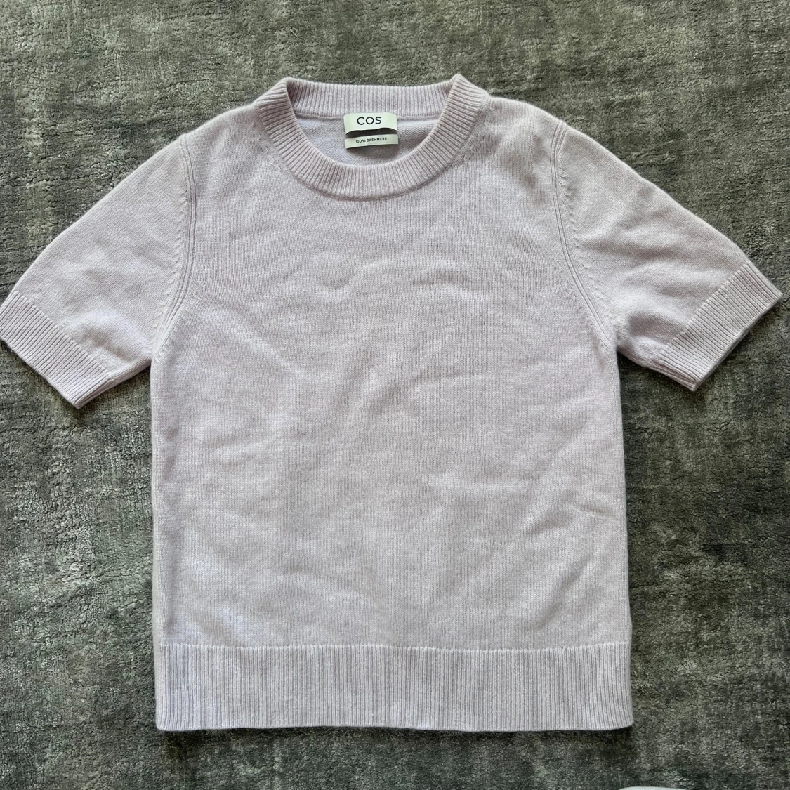 Ljuslila kortärmad tröja från COS