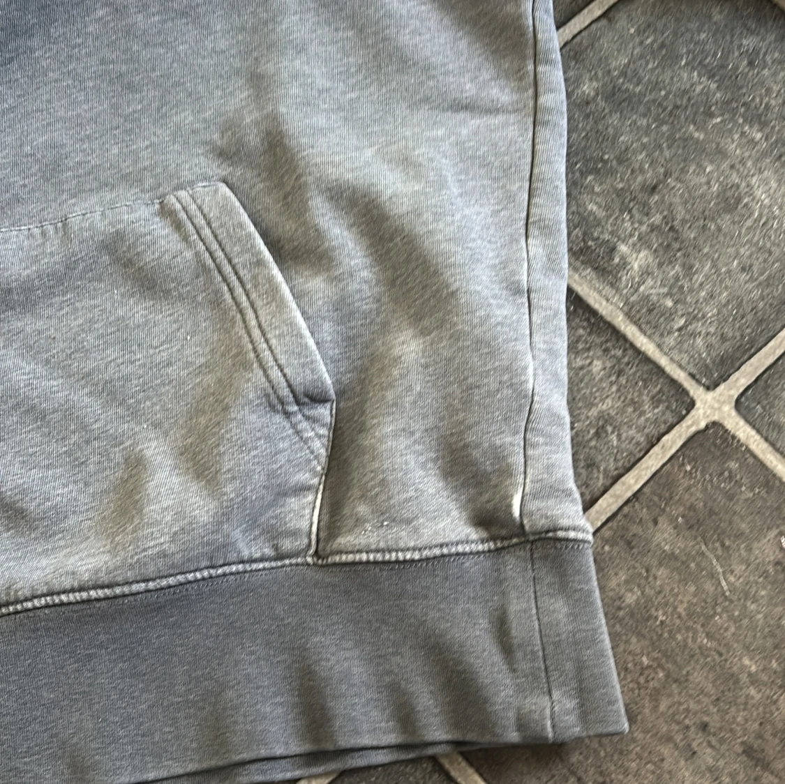 Grå hoodie från GANT med broderad logga - 4