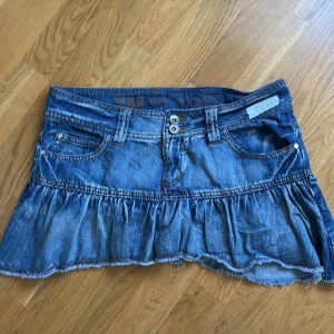 Jeanskjol med volang  - Så söt jeanskjol med volang! 💐🌸Funderar på att sälja då den är lite stor för mig! Använder helst Swish!💗