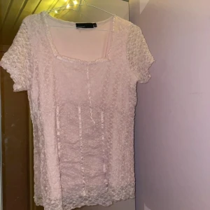 Ljusrosa topp - Ljusrosa topp i bra skick , skriv vid frågorrr