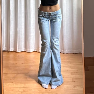 Lågmidjade bootcut jeans - Perfekta vintage jeansen från Topshop💓midja 43 innerben 82 jae 165