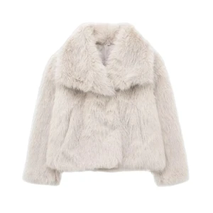 Ljus pälsjacka med krage - Säljer en fluffig ljus pälsjacka med bred krage. Jackan har lång ärm och en klassisk, lite boxig passform. Perfekt för att lyfta vilken outfit som helst med en lyxig känsla. Helt ny bara upppackad i paketet men aldrig använd, pris kan diskuteras!