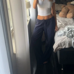 Mörkblå linnebyxor  - Säljer ett par mörkblå linnebyxor med normal passform. Byxorna har raka ben och är perfekta för en avslappnad stil. Superbekväma och lätta att matcha med olika toppar. Jag har sprättat ner sömnen då de var för korta på mig. 