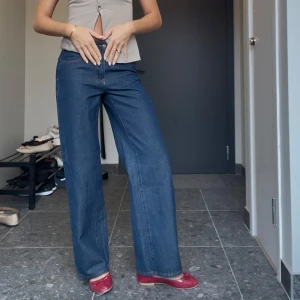 Mörkblå jeans - Superfina jeans med prislapp kvar, är är 173 cm och det är storlek 25 i midjan! 💓