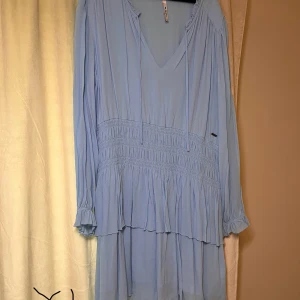 Blå klänning  - Blå klänning från Pepe Jeans. Helt oanvänd, strl XL men sitter som en L. 