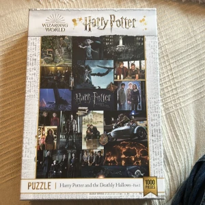 Harry Potter and the Deathly Hallows - Part 1 Pussel - Pussel med 1000 bitar med motiv från filmen Harry Potter and the Deathly Hallows - Part 1. Flera ikoniska scener och karaktärer från filmen syns på motivet. Perfekt för Harry Potter-fans som gillar utmanande pussel. Tror att alla bitar finns i.😊