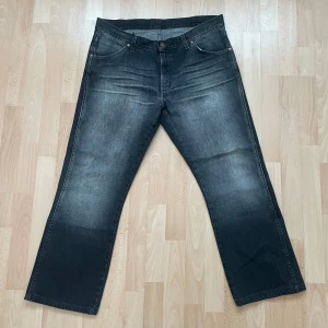 Vintage Wrangler Jeans - Säljer ett par svarta vintage jeans från Wrangler med en riktigt snygg wash. 100% bomull, storlek 34/32.