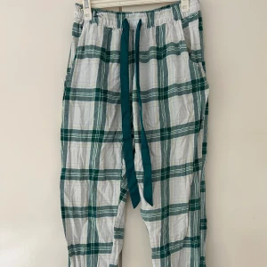 Hunkemöller pyjamasbyxor - Ett par jätte fina och sköna pyjamas byxor ifrån hunkemöller, har blivit noppriga vid innerlåren men inget man ser!☺️