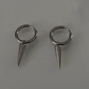 Silver Edblad örhängen - Silvriga Edblad peak örhängen! Fint skick, säljer då jag bytt till guld🥰nypris 399kr