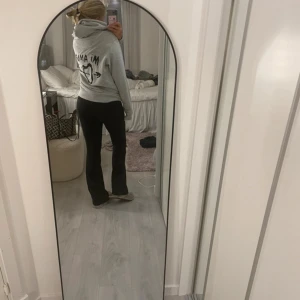 Grå hoodie från Mira Paris  - Säljer en jätte fin grå mira Paris hoodie som är använd max två gånger. Jätte skönt material!