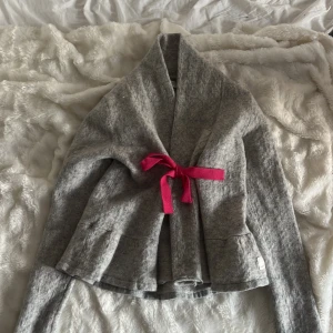 Grå odd Molly tröja  - Säljer en odd Molly kofta som jag användt max en gång, den är i mycket bra skick bara lite små i armarna men det går att töja ut!🫶🏼 