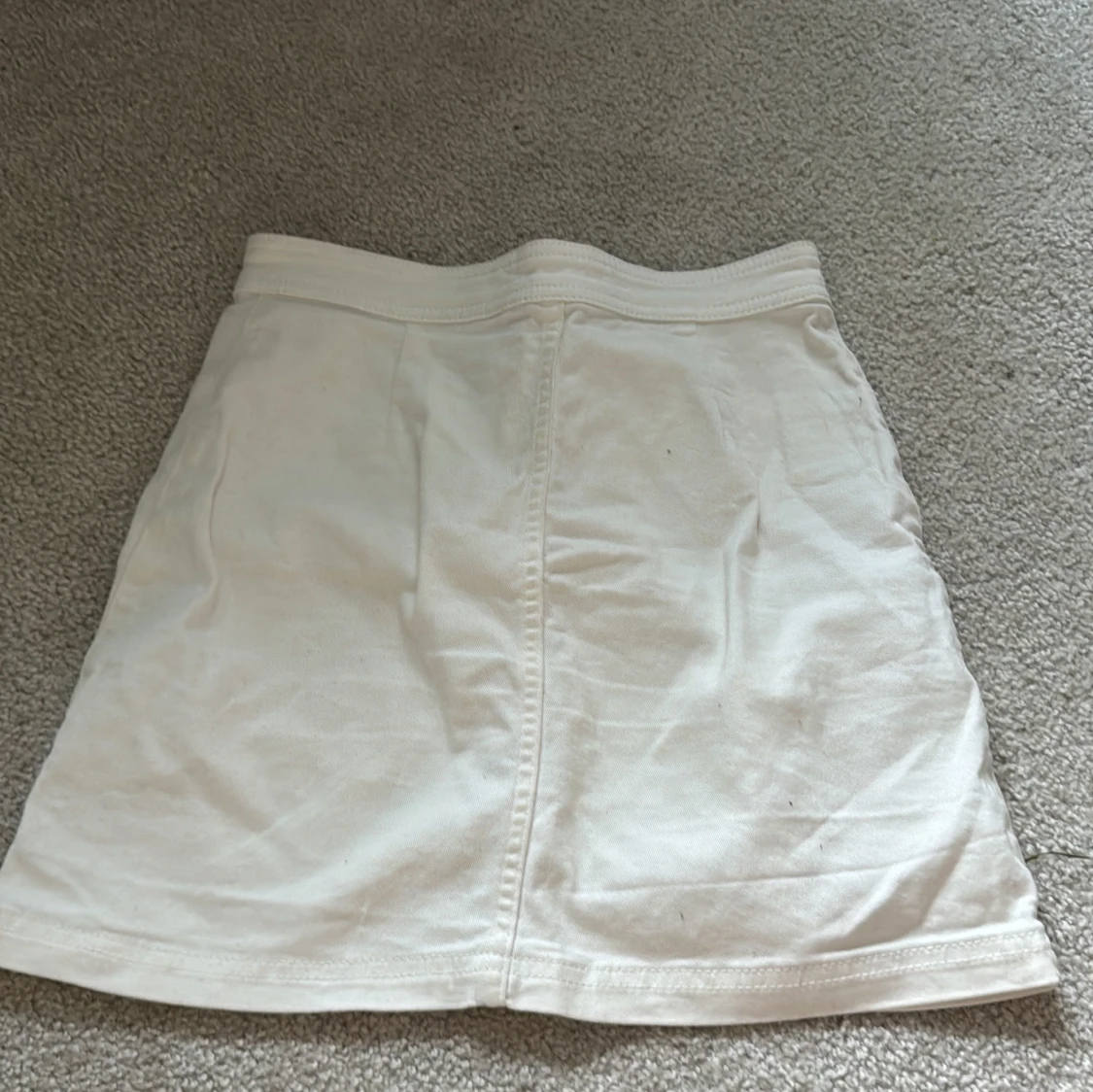 Vit jeanskjol med knappar från H&M - 1