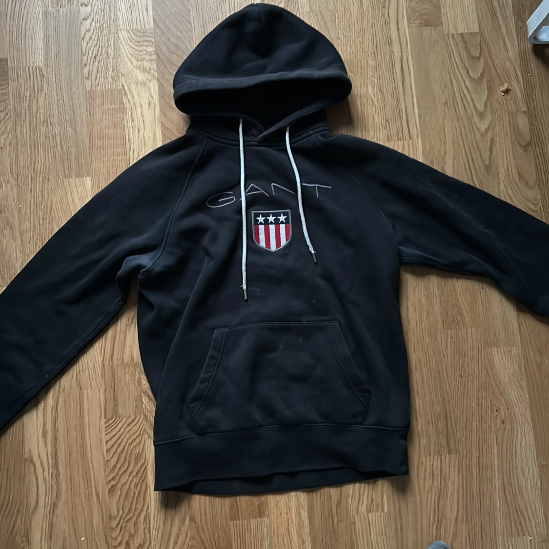 Svart hoodie från GANT med broderad logga