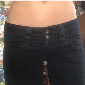 Lågmidjade bootcut jeans - Väldigt lågmidjade utsvävningda jeans från pepe jeans, har sytt dem lite längre, midjemått: 38 cm, innerbenslängd: 79 cm