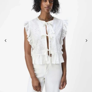 Vit object blus! - Säljer en super söt blus från object, perfekt till sommaren!🌸 säljer pga den är för liten på mig. Men den har snygg passform och passar till allt! Typ helt ovanvänd, lite skrynklig men stryker man den så ser den normal ut!🌟🥂🍾💕✨