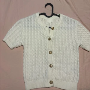 Vit stickad kortärmad kofta - I jättefint skick! 