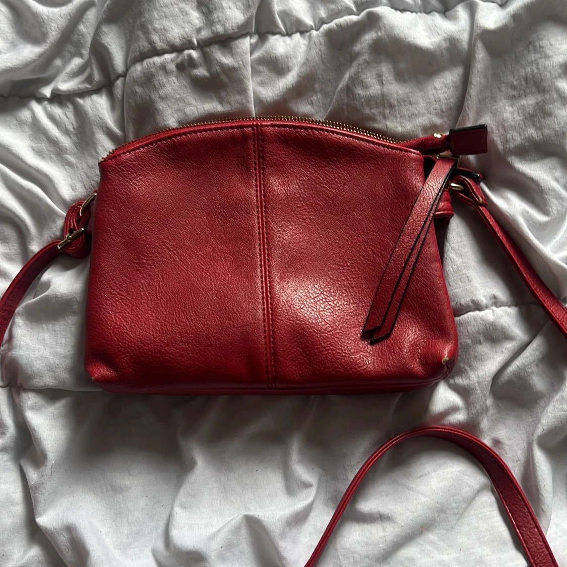 Röd axelväska i skinnimitation