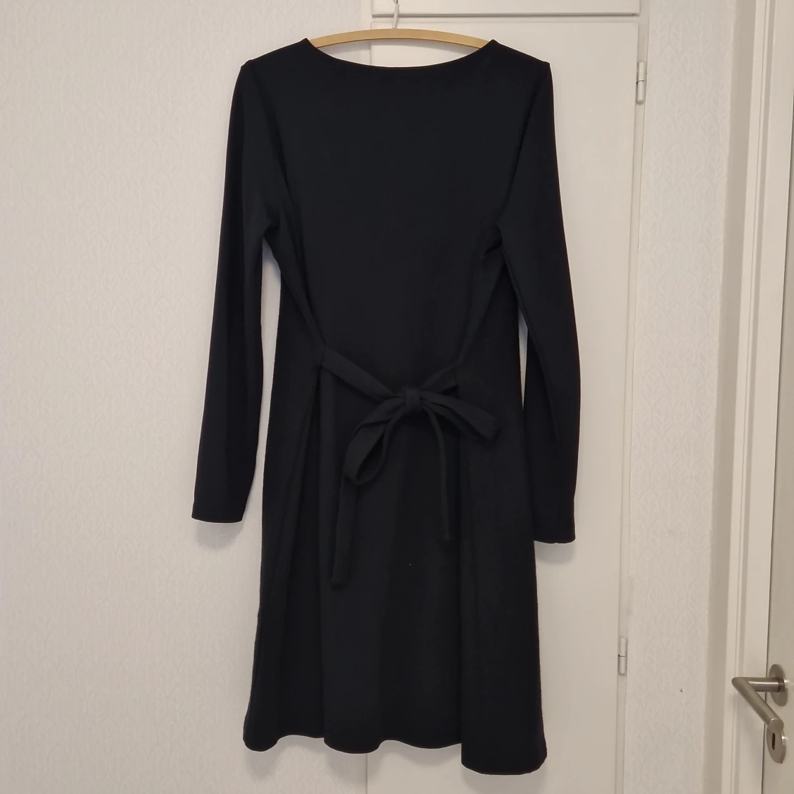 Mörkblå långärmad klänning från COS - 1