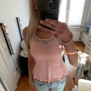 Rosa topp - Jätte gullig rosa topp med spets, inga deffekter🩷