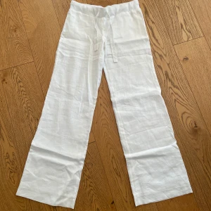 Nya Aloha label byxor - Säljer dessa populära lågmidjade linnebyxor i S. Köpt för 900 förra året men kom inte till någon användning. Helt nya💕Pris kan diskuteras. Säljer ett par till i XS! 