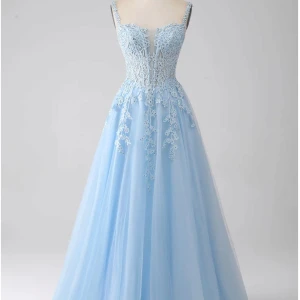 Ljusblå balklänning med blomdetaljer - Säljer denna helt nya, jättefina ljusblå balklänning med vackra spetsapplikationer och transparenta partier upptill. Klänningen har blomdesign och markerad midja, perfekt för bal. Kjolen är i tunt, svepande material som ger en drömmig känsla. Klänningen är i storlek 34 men passar mig som är 36 i andra butiker! 🩵🩵säljs för jag inte hann lämna tillbaka