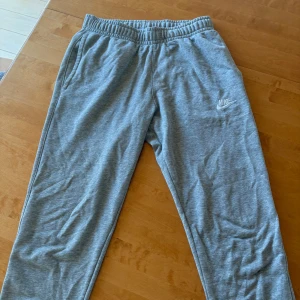 Nike Grå mjukisbyxor  - Gråa mjukisbyxor från Nike i storlek S. Använd fåtal gånger och väldigt fina. Köpta nya för 699kr. Hör av er vid frågor eller intresse!