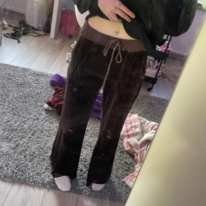 Bruna mjukisbyxor i velour med dragsko - Säljer ett par bruna mjukisbyxor i mjuk velour med bred resår och dragsko i midjan. Byxorna har raka, lite vidare ben och är perfekta för en avslappnad stil. Superbekväma och snygga att chilla i. 