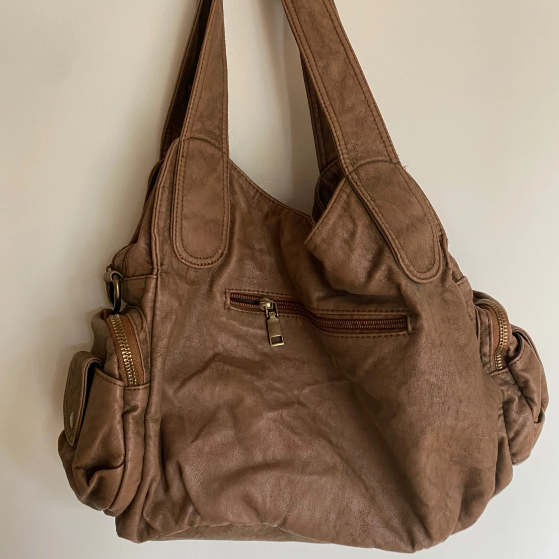 Brun axelväska med flera fack - 2