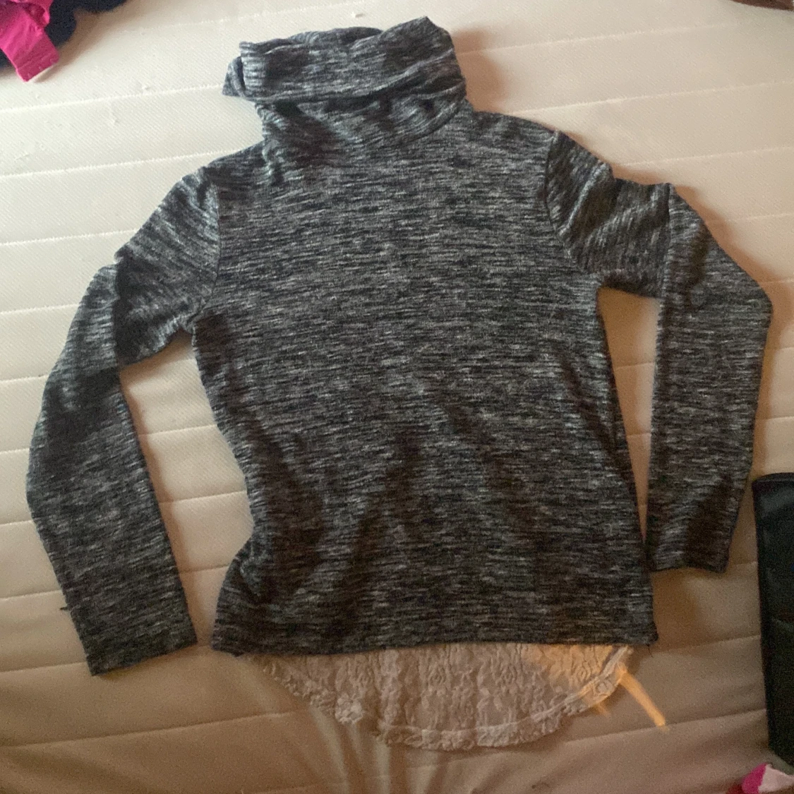 Gråmelerad polotröja med spetsdetalj