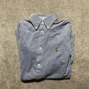 Ralph Lauren Skjorta  - Säljer nu denna feta grå Ralph Lauren skjorta i ”KNIT OXFORD” | Skick 8/10, inga flaws | Storleken är XS, fits 2XS/XS | Bara att skriva vid frågor 