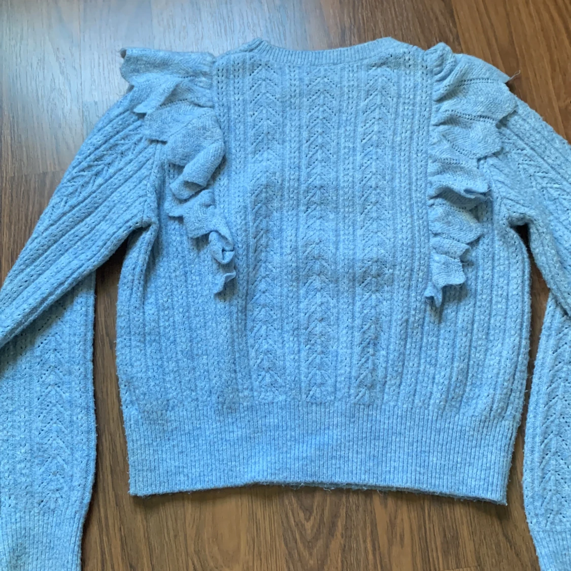 Ljusblå stickad tröja med volang från Lindex - 1