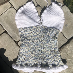 Virkad halter topp - Virkad top i akryl Skulle säga att de är S men är stretchar ut sig lätt så den är mer M Endast provad för bilder!!  Skicka för fler mått💞