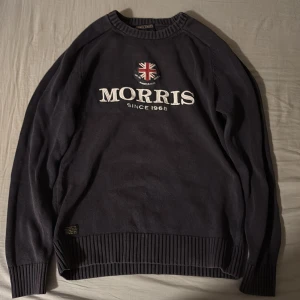 Mörkblå Morris tröja  - Mörkblå Morris tröja i storlek S. Har använts ganska mycket men är fortfarande i bra skick, ända defekten är att lappen inuti har lossnat i ena hörnet, men det är ju inget som påverkar utseendets helhet! Anledning till att jag säljer är att den har blivit för liten.