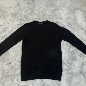 Svart stickad tröja - En enkel svart stickad tröja med rund halsringning och långa ärmar. Perfekt basplagg som passar till det mesta och är lätt att matcha med andra kläder. Skriv för mer frågor!