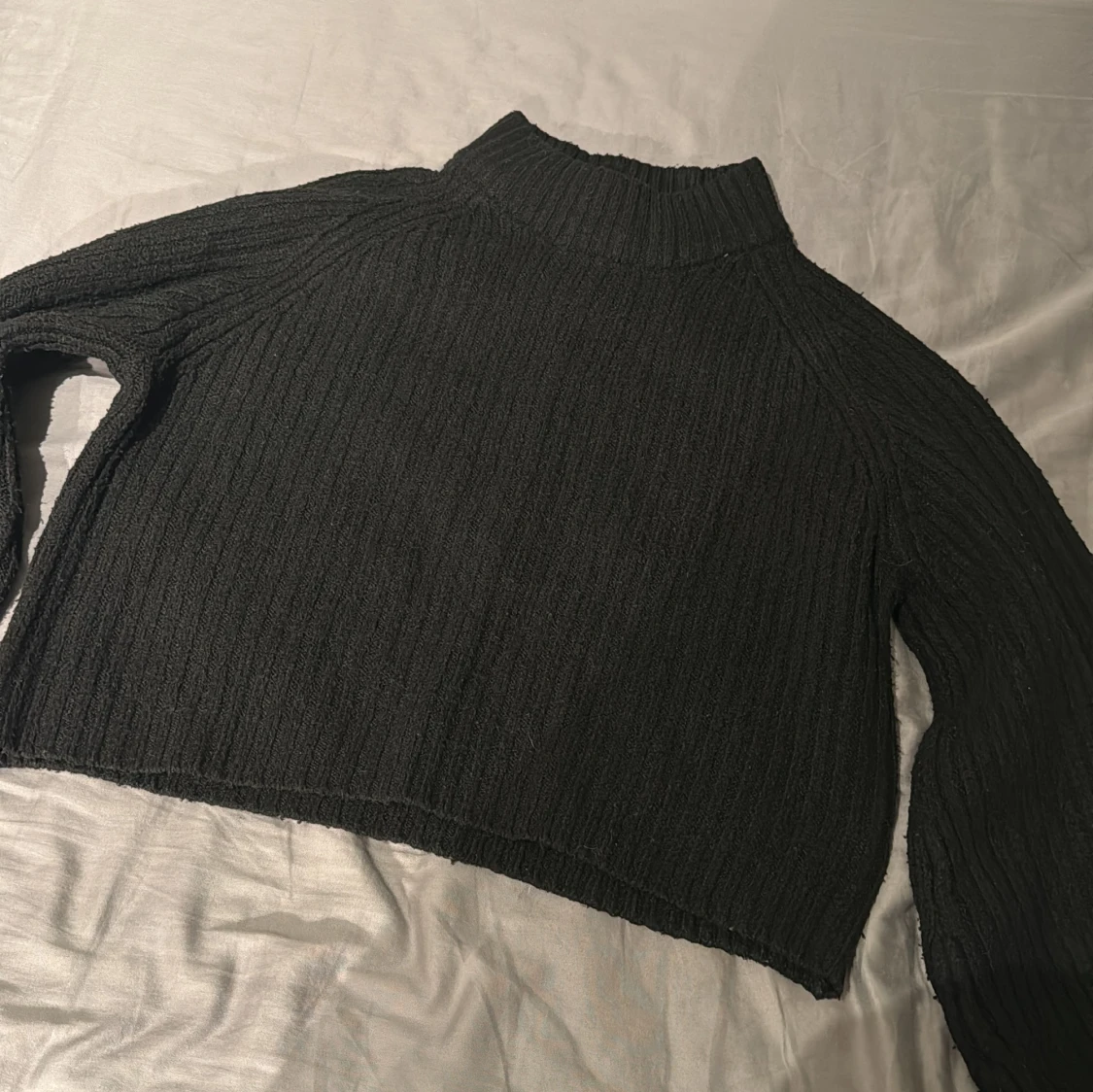 Svart ribbad polotröja från Gina Tricot