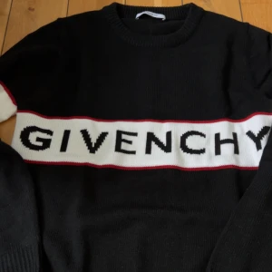 Givenchy tröja - Säljer en unik givemchy tröja Storlek M, passar även L. Hojta till för frågor!
