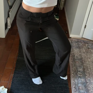 LXA kostymbyxor  - Mörkbruna LXA kostymbyxor som inte säljs längre. Jag är ca 180cm