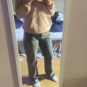 Grå raka jeans - Säljer mina fina gråa jeans från lager 157 för de är för stora för mig. Använda ett fåtal gånger och i bra skick, enda defekten är lite slitage längst ner på benen. Vid frågor är de bara att skriva privat