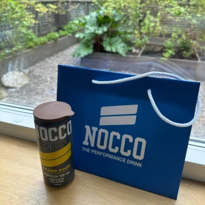 Lock till burk - Brun - Lock till Nocco burk, ramlar burken slipper du bli av med hela drickan.   Skyddar burken på sommaren från oönskade gäster.   Vill man köpa fler än 1, skriv!, så fixar vi det.   Designad och utskriven av mig  Gjord i svensk tillverkad plast  Passar en Nocco och Pepsi burk